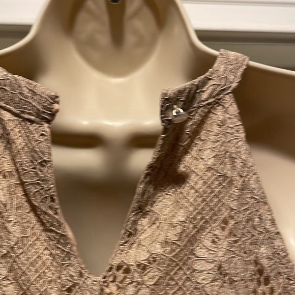 Tan key hole tank top - Picture 3 of 5